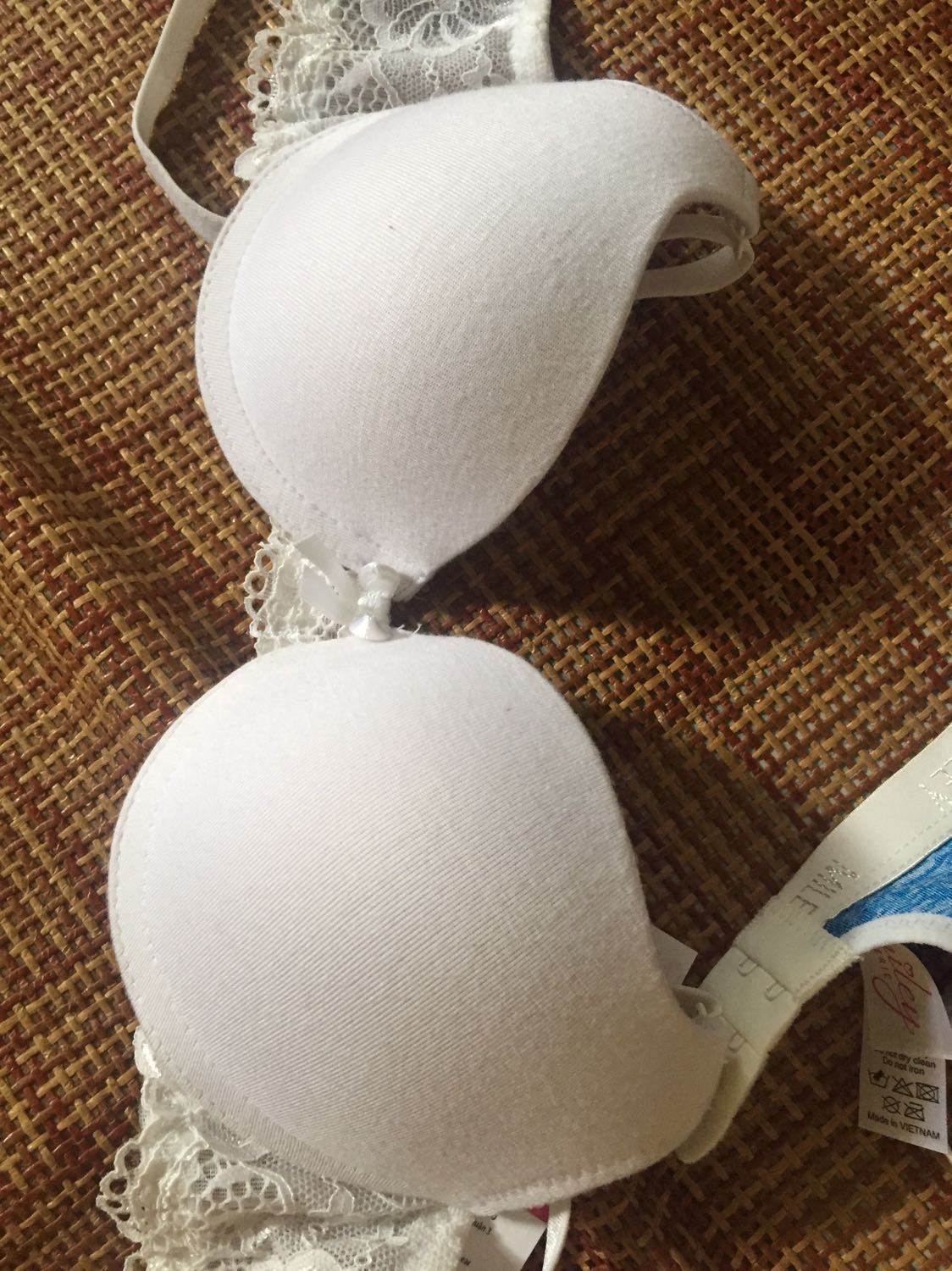 Vải trên cúp ngực là thun cotton thường nên bị đổ lông nhiều, mình nghĩ may bằng vải thun trơn sẽ tốt hơn. Còn lại mọi thứ đều ổn.