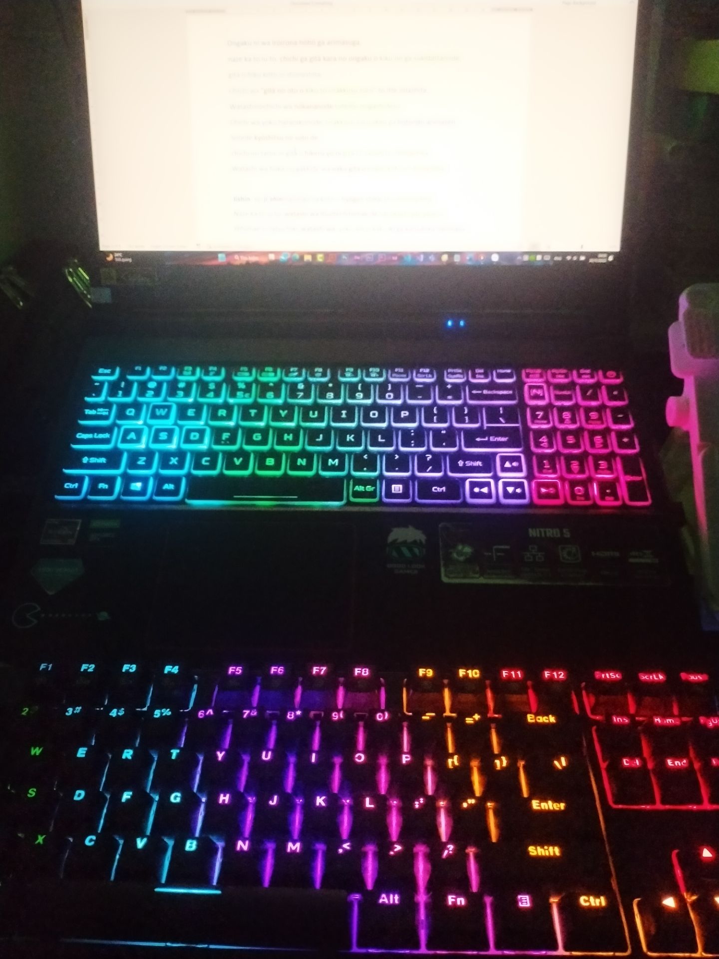 bàn phím giao đúng mẫu. Rất đẹp nhưng keycap chưa hoàn thiện lắm. RGB đơn sắc, nhiều chế độ led. Gõ không ồn lắm, phù hợp với việc chơi game nhưng gõ văn bản thì không phù hợp cho lắm. Tổng quan thì 8/10 nên mua nha mọi người. Với mức giá này thì khá oke rồi