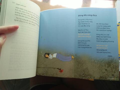 Sách đẹp quá shop ơi, bên trong còn có 4 trang bìa màu như kia thích thật ý, dịch nma shop giao hàng nhanh, 5 sao bling bling. Sợ virut nên phải đem sách ra phơi nắng như kia :v