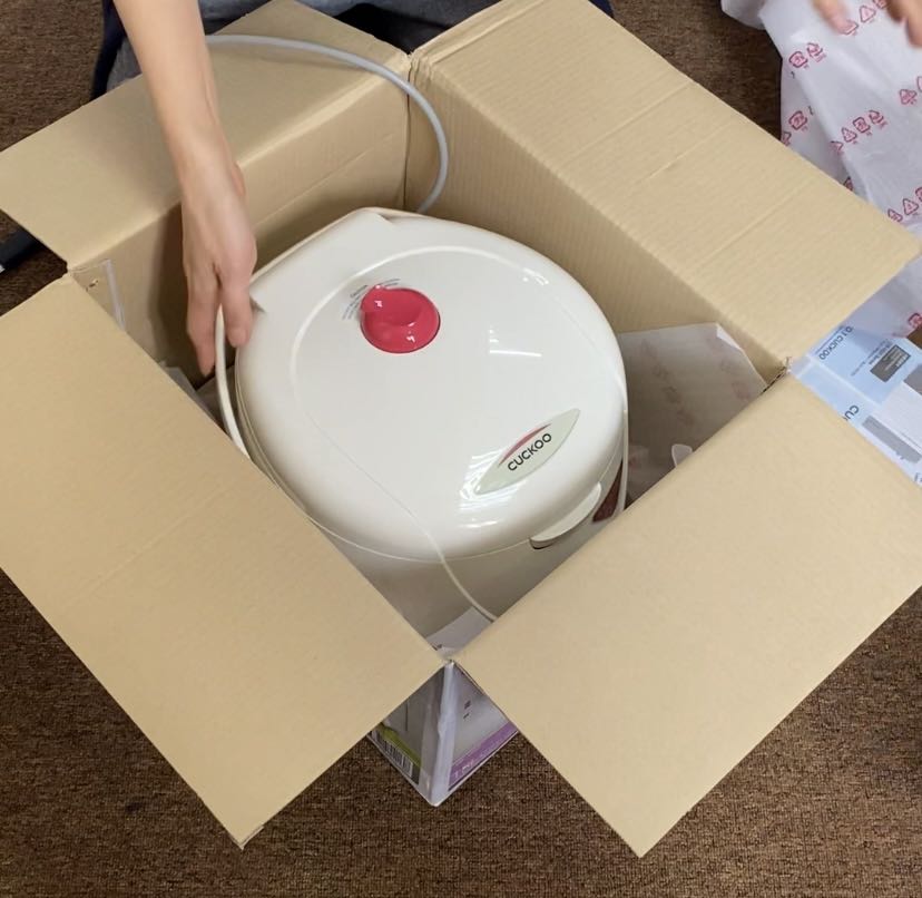 Phần nhựa bên ngoài nhìn ko được chắc chắn, dây điện liền ko tháo ra được rất rườm rà, lại ko có cái hứng nước khi mở lắp, ruột nồi cơm thì mỏng và nhẹ, ko ưng cho lắm.