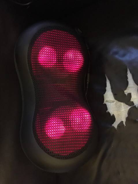 Không biết mọi người thế nào chứ mình ngồi làm việc máy tình nhiều, nhiều hôm ngồi cả ngày đau ê ẩm cả người chả muốn làm gì lại còn không ngủ được. Vì thế mình lên mua gối này về dùng thử, thấy đỡ hơn nhiều. Cứ đi làm về lấy ra dùng thì thấy thoải mái, trước khi ngủ thì cũng lấy ra dùng, dễ ngủ hơn hẳn mà nó tự tắt nên chả sợ hỏng hay chập điện gì cả. Sản phẩm tốt mọi người ạ