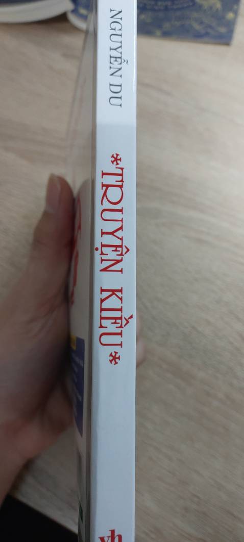 Nội dung có cả phần chú thích các sự kiện, từ ngữ, ... chất lượng giấy tốt, kích cỡ vừa túi xách có thể mang theo khi đi cafe.