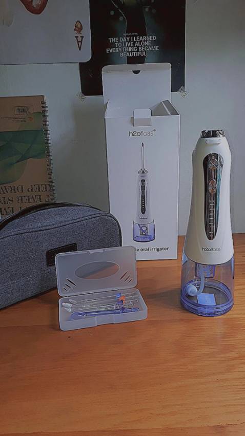 Mình niềng răng thì thấy dùng tăm nước tiện và nhanh hơn dùng chỉ nk, sạch được những kẽ răng bên trong miệng nhưng đôi lúc chỉ làm sạch được bề mặt bên ngoài chứ không sạch sâu kẽ răng cho lắm. 
Vẫn nên chải răng sạch sẽ nha mn, thấy chưa sạch thì có dùng chỉ nha khoa vệ sinh lại cho an tâm.