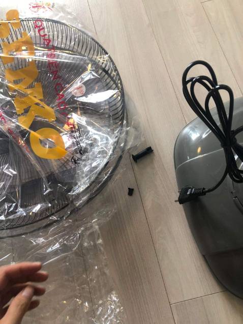 Sản phẩm ko có hướng dẫn sử dụng đi kèm.  Hỗ trợ khách hàng rất kém. Thiết bị gửi kèm bị bể. Do ước tính giao hàng là thứ 2 nhưng thực tế giao sớm hơn (t7) nên đến t3 tôi về nhà mới mở ra mới biết bên trong phụ kiện bị vỡ, và Tiki không hỗ trợ gửi lại phụ kiện bị vỡ.