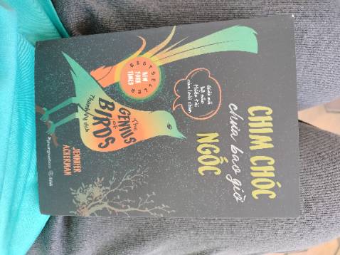 Cuối cùng! Một quyển sách tử tế để hiểu về loài chim! Tuy nhiên, sách không có hình minh hoạ cho mỗi loài chim tác giả nhắc đến nếu không thì quyển sách này sẽ dày và đắt lắm. Các bạn có thể lên google tra hình ảnh của chúng để tăng trải nghiệm đọc về loài vật thú vị, thông minh và sở hữu nhiều biệt tài này!