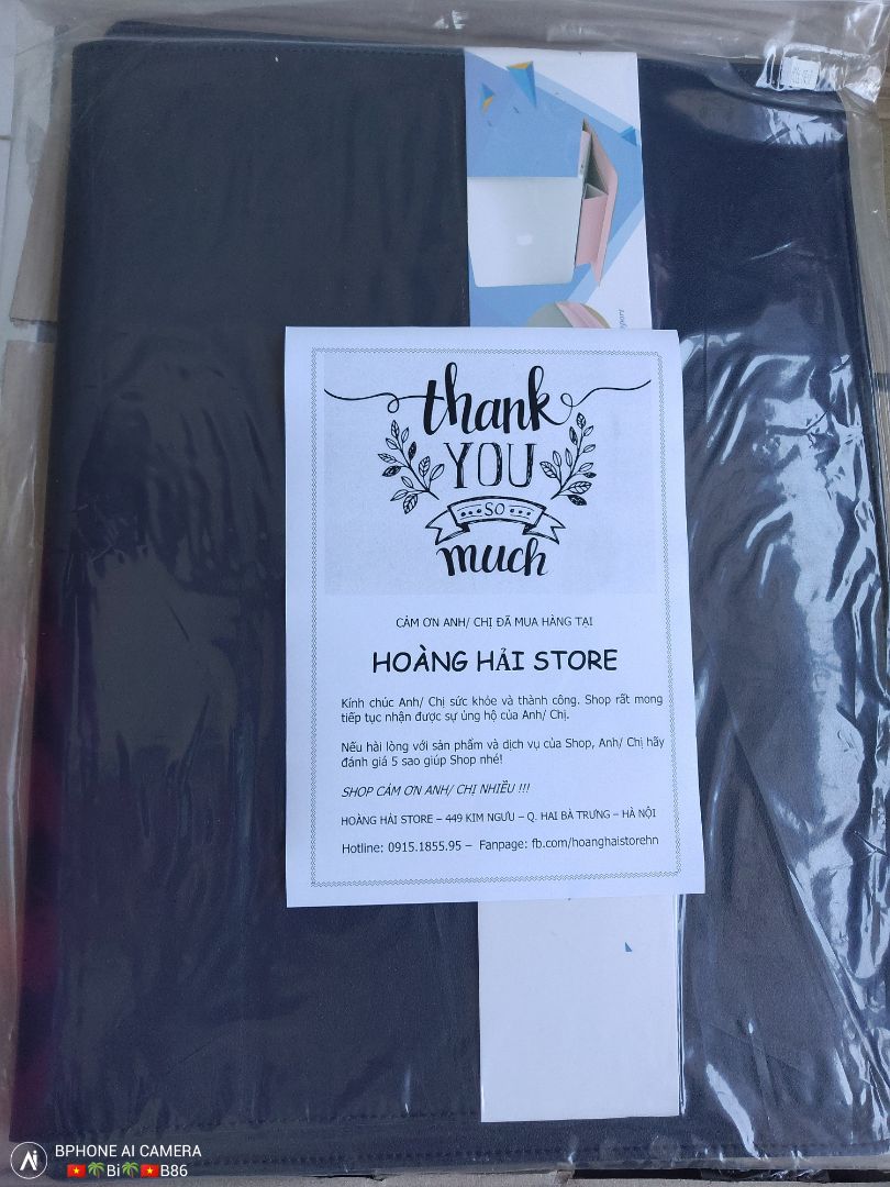 Sản phẩm đẹp, màu sắc sang trọng, chất da mịn, mình có gặp trục trặc 1 xíu về màu sắc nhưng shop đã giúp mình chọn màu theo ý muốn, shop trả lời tn nhanh,tận tình, laptop dell 15,6 inch mẫu cũ hơi dày nên mình chọn up lên 1 size mua mẫu 16inch về đo kích thước sp là 43x32cm hơi rộng xíu nhưng k thành vấn đề, kê tay gõ phím rất êm, đỡ mỏi tay, túi nhỏ đi kèm đựng được cả sạc laptop và chuột. Một điểm mình mong sản phẩm cải thiện là các phần nam châm hút mạnh hơn hiện tại nam châm hơi yếu phần tam giác để kê máy khi để phẳng dính vào bao da hơi yếu dễ bung ra nếu lắc mạnh.