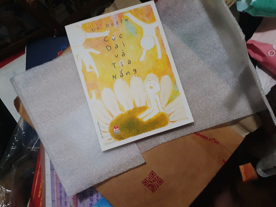 Sách được đóng gói rất cẩn thận, còn chèn mút để không làm cong sách nữa. Mình cảm thấy rất thích ở lần đặt sách này.