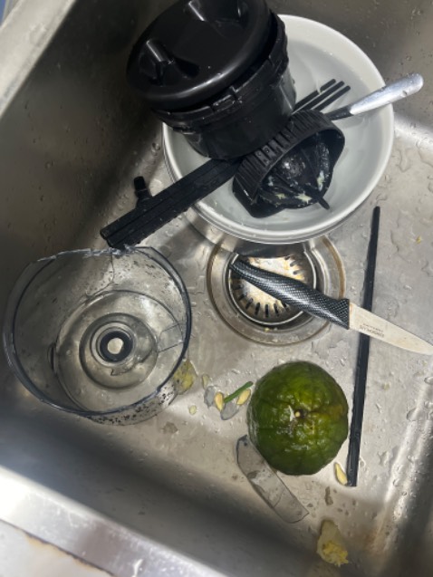 Hàng mới dùng 2 lần đã vỡ tan tành