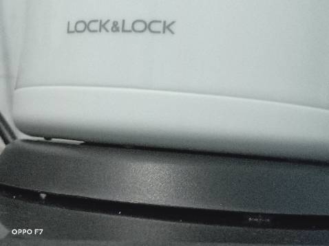 Ấm đẹp, lòng ấm inox liền khối, sôi nhanh max ấm khoảng 4 phút. Tuy nhiên, ấm kêu khá to và rung khi đun sôi, hơi nước khi sôi có bốc nhẹ chỗ tay cầm, chú ý kẻo bỏng; đế ấm nhỏ so và có khoảng hở với thân ấm tạo cảm giác chông chênh. Bản lề nắp khá mỏng manh, dễ gãy. Sơ bộ 15p sau khi nhận hàng