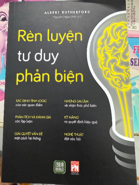 Đầu tiên thì về chất lượng sách. Nhà 1980 vẫn mang một thương hiệu với mình là “đắc và không chỉnh chu”. Thật sự làm bìa chưa mở ra đã toạt.
Về nội dung sách thì một chữ “CHÁN” to đùng. Không hiểu sao mọi người mua nhiều và đánh giá toàn 5s. Chắc chưa đọc. Nội dung không có gì đột phá hay mới lạ. Những kiến thức rất cơ bản về tâm lý học và thần kinh học. Mình không chắc tác giả có đủ “ cứng tay” cho chủ đề này chưa. Mà Với mình hầu như chưa liên quan gì đến ngưỡng cửa của Tư duy phản biện. Như cưỡi ngựa xem hoa. Rất thất vọng. Sách thì mỏng, giá thì cao.
