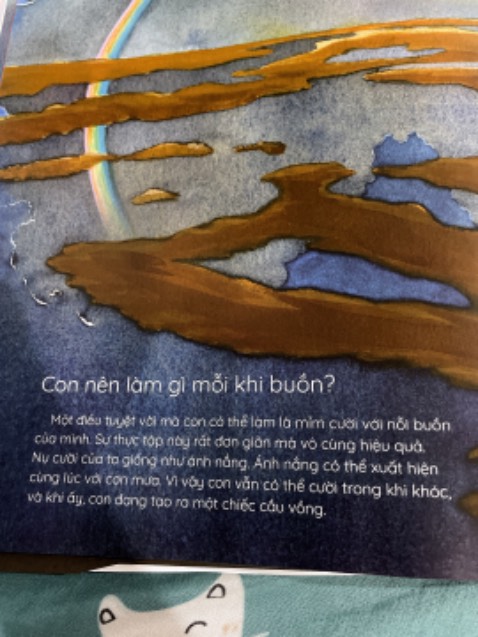 Thầy Thích Nhất Hạnh đã khéo léo đưa những câu trả lời, những lời dạy qua từng sang sách. Sách rất đẹp, chất lượng in tốt. Nội dung đơn giản nhưng tích cực. Sách đẹp và mê lắm, chỉ tội khổ khá to phải cho vào balo hoặc túi lap, chứ túi xách đi làm hàng ngày hơi khó mang. 
“Con nên làm gì mỗi khi buồn?” “Một điều tuyệt vời mà con có thể làm là mỉm cười với nỗi buồn của mình. Sự thực tập này rất đơn giản mà vô cùng hiệu quả. Nụ cười của ta giống như ánh nắng. Ánh nắng có thể xuất hiện cùng lúc với cơn mưa. Vì vậy con có thể cười trong khi khóc, và khi ấy, con đang tạo ra một chiếc cầu vồng.”