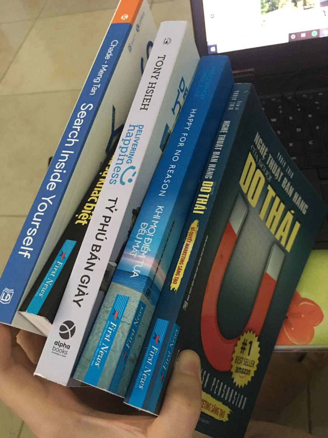 Chào bạn, cho mình hỏi trước mình đặt sách sẽ thường có mục chọn bookmark mà sao gần đây không có bạn nhỉ ?. 
Với mình có một góp ý nho nhỏ là sách khá bụi mong các bạn có một lớp bọc ngoài để bọc cho sạch.Nay mình nhận không một cuốn nào bọc cả.Cảm ơn các bạn