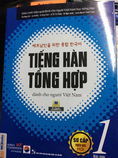 sách okii  in hình màu rõ nét. tuy nhiên phần bìa có hơi nhiều vết xước, có lẽ do vận chuyển nhiều nên vậy. mua được sale 100k thì giá quá rẻ cho một quyển sách dày cộp và in chất lượng như vậy. nên mua mng oiii cảm ơn tiki cảm ơn các anh chị nhân viên rất nhiều ạ. tậm tâm, nhiệt tình, giải đáp nhanh chóng. sách okii  in hình màu rõ nét. tuy nhiên phần bìa có hơi nhiều vết xước, có lẽ do vận chuyển nhiều nên vậy. mua được sale 100k thì giá quá rẻ cho một quyển sách dày cộp và in chất lượng như vậy. nên mua mng oiii cảm ơn tiki cảm ơn các anh chị nhân viên rất nhiều ạ. tậm tâm, nhiệt tình, giải đáp nhanh chóng.