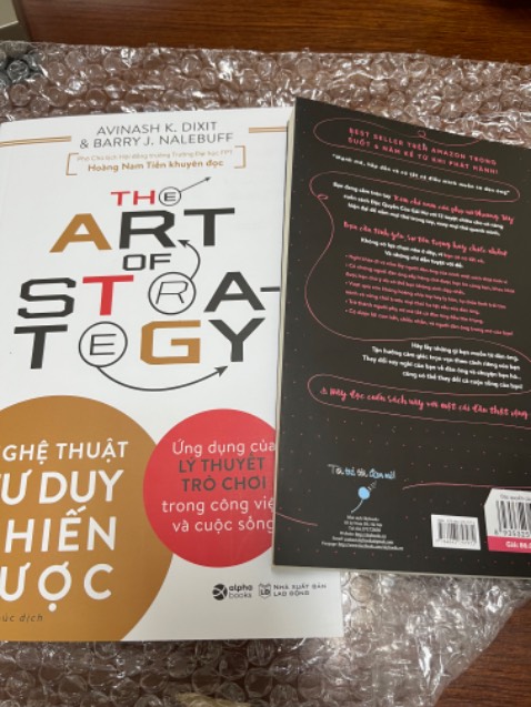 Sách ko còn seal nên ko happy lắm. Tuy nhiên sách in sắc nét, chắc ko phải là sách lậu.