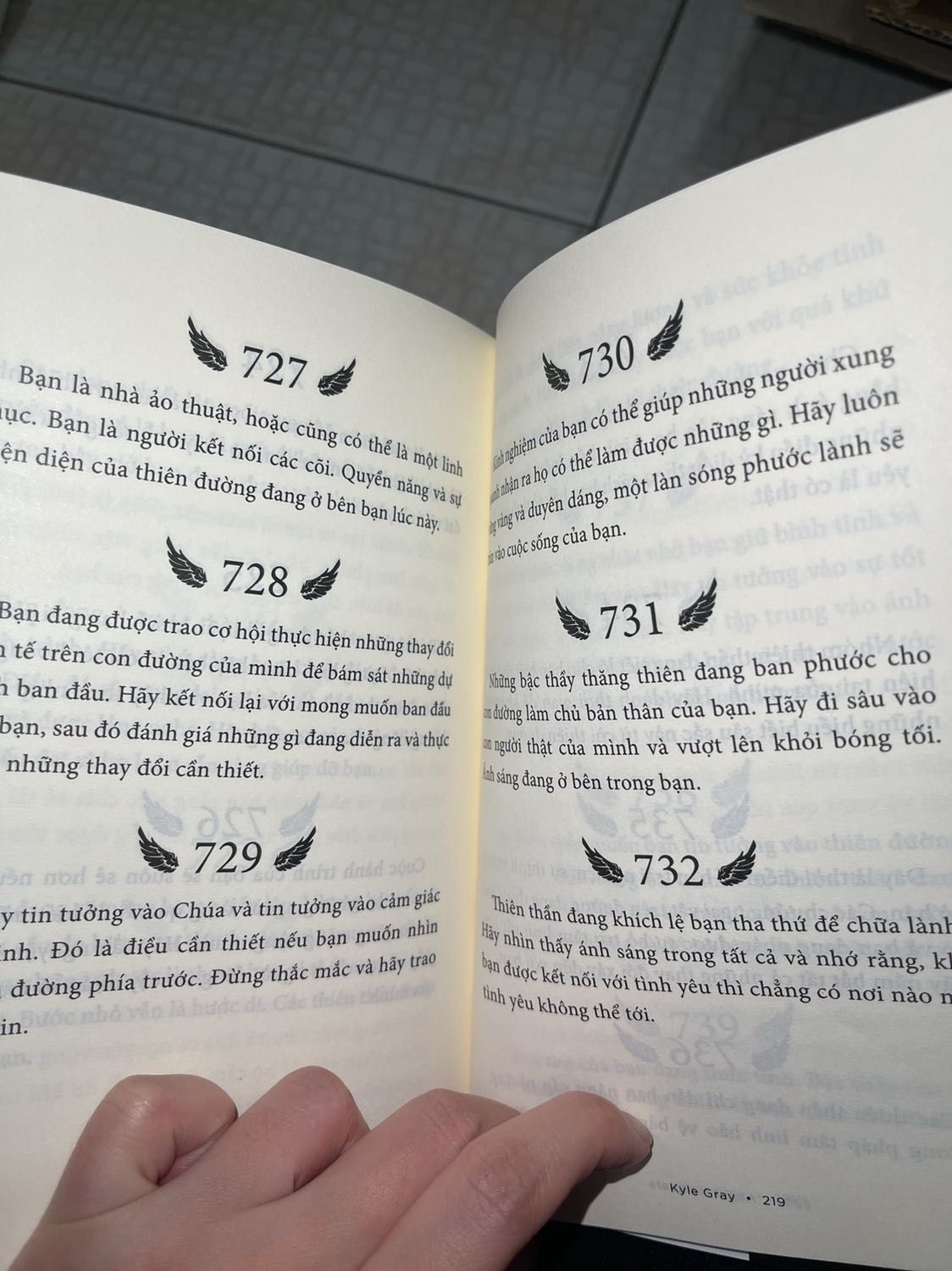 chấm 5* vì tiki luôn giao sách đẹp

mình thấy cuốn này ko đáng mua. vì search google ra hết rồi . 1 vài số như 23:32 hay thấy trên đồg hồ thì trong nài lại k có thôg tin giải thích 🥲🥲 mua rồi thấy hơi phí á