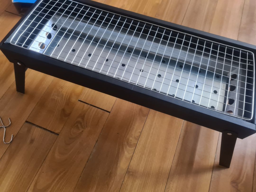 sản phầm hơi khác giới thiêuu ở phần đáy chứa than, lưới nướng hoàn thiện kém, tổng thể tạm ổn, giá không tốt bằng các trang TMĐT khác, lợi thế là có tikinow. Sau khi dùng thực tế sẽ đánh giá về độ bền sau