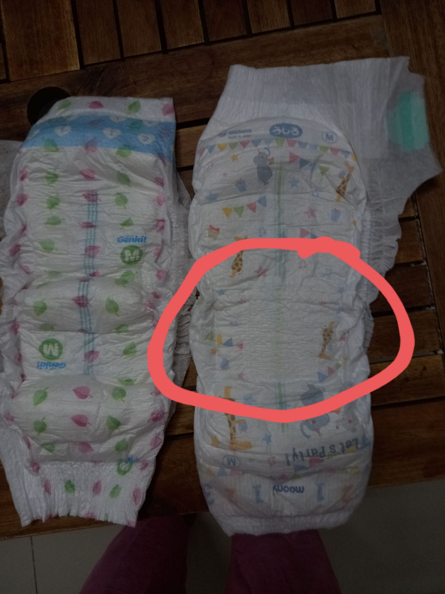 mình đặt tới 4 bịch. xé cả 4 bịch ra thì bịch nào cũng bị như hình mình khoanh tròn, bỉm nhăn nhúm nên đặt ra câu hỏi ko biết có phải hàng giả không. 
vạch báo đầy thì đổ nước 1 lúc mới lên. trong khi cũng là 1 hãng của nhật đổ nc cái lên luôn. () tốt nhất mua ở siêu thị đắt 1 tí nhưng mua sự yên tâm. tóm lại lần đầu cũng là lần cuối mua