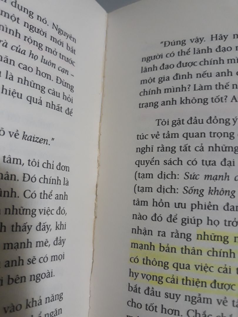 Đôi dòng nhận xét về quyển sách, về Tiki và NXB Trí Việt:
- Đây là quyển sách mà mình đã tình cờ nghe sách nói vài lần (Hành trình tiềm về sức mạnh vô biên) nhưng vẫn chưa cảm nhận được ý nghĩa. Tất cả đã thay đổi như câu " Khi người học trò sẵn sàng, người thầy sẽ xuất hiện." quyển sách này tưởng chừng là tình cờ nhưng hoàn toàn là có lí do. Quyển sách kể về câu chuyện một vị luật sư Julian Mantle sau biến cố cá nhân (bị nhồi máu cơ tim) đã quyết định từ bỏ mọi thứ ngay cả chiếc xe Ferrari màu đỏ mà ông yêu quý để đi tìm chân giá trị cuộc sống ở vùng đất tâm linh Ấn Độ trên dãy Huy Mã Lạp Sơn. Cuộc sống ông đã thay đổi hoàn toàn từ khi gặp người thầy Yogi Raman (vị sư Sivanna) và trở thành một người đi truyền lại những "chân giá trị cổ xưa" để giúp con người tìm lại chính mình, khám phá bản thân và cách sống. Julian đã truyền lại cho người bạn John (cũng là vị luật sư bạn cũ của ông) về những bí quyết diệu kỳ đã thay đổi ông. Câu chuyện tuy ko có nhiều tình huống bất ngờ, diễn tiến chậm nhưng lại để lại cho người đọc cảm giác 'thấm' một cách từ từ với từng trải nghiệm của John và lời dạy của Julian. Một chi tiết đắt giá nhất là bài học chỉ gói gọn trong 1 câu chuyện kể tưởng chừng rất sơ xài hay thậm chí ko có điểm nhấn nhưng lại chứa đựng toàn bộ triết lý uyên thâm của Yogi Raman. Đây ko phải là câu chuyện giải trí nên bạn sẽ ko thể tìm thấy niềm vui nào từ đây nhưng lại khai sáng bạn khi bạn chịu đào sâu theo mạch chuyện.
- Về Tiki, mình rất thích dịch vụ book care sách được o bế với bìa nhựa rất đẹp, luôn có giá tốt khi mua và chính sách giao hàng rất nhanh.
- Về NXB Trí Việt: cảm ơn NXB vì đã luôn tâm huyết và lựa chọn những sản phẩm tốt và giá trị cho người đọc và nâng tầm cho văn hóa đọc người Việt. Tuy nhiên, có một điểm trừ với NXB Trí Việt khi lựa chọn nhà in với chất lượng giấy và đóng gáy rất vụn (sách đã có hiện tượng nứt vỡ ở nhiều trang khi đọc lần đầu) điều này ảnh hưởng rất lớn đến tâm lý của người đọc cũng như làm giảm uy tín "sách gốc" của nhà xuất bản. Mình rất thích nhà in sách trong quyển Words that win (Sức mạnh ngôn từ) họ in sách với giấy dày, đẹp và đóng gáy rất đẹp thành từng tép nhỏ và được kết nối bằng chỉ ở giữa từng phần nên dù sách có bị tách ra vẫn nguyên vẹn chứ ko tạo cảm giác muốn rời ra ngoài.