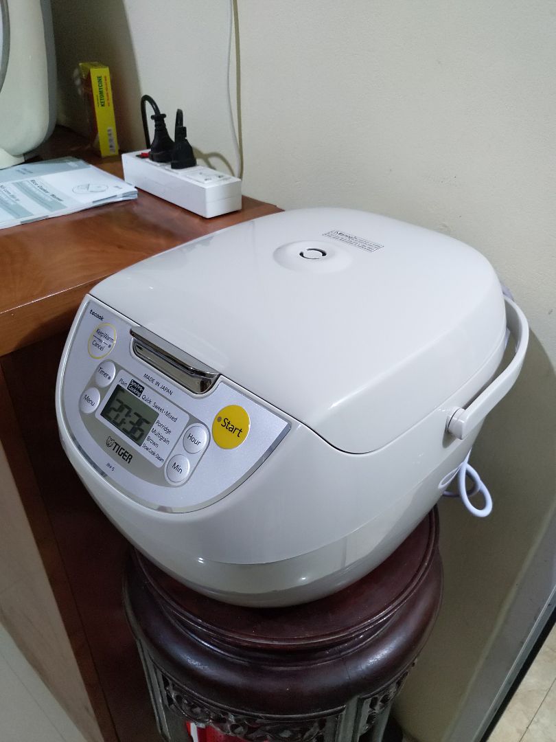 Tiki giao hàng đúng như dự kiến. Mình mua đợt sale nên giá khá là tốt. Nồi cơm chất lượng tốt, nấu cơm mất hơn nửa tiếng, khá nhanh, cơm ngon với điều kiện cho vừa đủ nước. Mình thấy cho ít nước hơn một chút so với hướng dẫn trong sách thì cơm rất dẻo và ngon. Chuẩn cơm mẹ nấu luôn á. Chất liệu lòng nồi dầy dặn, nhiều chế độ nấu chưa thử hết đc. Một nhược điểm nho nhỏ là mỗi lần nấu xong phải lau mồ hôi đọng ở rãnh xung quanh nồi do không có bộ phận chứa có thể tháo rời. Tiki giao hàng đúng như dự kiến. Mình mua đợt sale nên giá khá là tốt. Nồi cơm chất lượng tốt, nấu cơm mất hơn nửa tiếng, khá nhanh, cơm ngon với điều kiện cho vừa đủ nước. Mình thấy cho ít nước hơn một chút so với hướng dẫn trong sách thì cơm rất dẻo và ngon. Chuẩn cơm mẹ nấu luôn á. Chất liệu lòng nồi dầy dặn, nhiều chế độ nấu chưa thử hết đc. Một nhược điểm nho nhỏ là mỗi lần nấu xong phải lau mồ hôi đọng ở rãnh xung quanh nồi do không có bộ phận chứa có thể tháo rời.