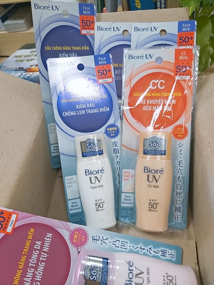 hàng đã nhận được, nhưng giao sai 1 loại. Mình đặt 5 lọ loại face milk, nhưng lại giao có 4 lọ loại này với 1 loại *** milk. Loại *** milk này mình sài không hợp. Nếu hàng không đủ thì bỏ bớt đơn hoặc liên hệ với người mua để chỉnh đơn hợp lý. chứ sao lại tự ý giao hàng không giống đơn vậy ạ.