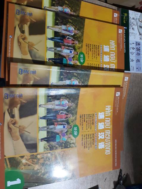 Sách in đơn giản. Nội dung phù hợp vs HSK 9 cấp có bài tập kèm theo trong giáo trình. Nói chung đỡ chán hơn cuốn Giáo trình hán ngữ.