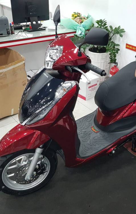 Các bạn nhân viên từ sale đến thu ngân, kỹ thuật của Head Hoàng Việt 4 rất nhiệt tình và chu đáo. Mình đặt xe màu xanh nhưng khi nhận xe muốn đổi sang màu đỏ các bạn vẫn vui vẻ hỗ trợ. Thủ tục nhận xe cực kỳ nhanh chóng. Giá rẻ hơn nhiều so với mua trực tiếp và tại các Head khác. Lẩn đầu mua xe online nhưng trải nghiệm tuyệt vời ngoài mong đợi!
