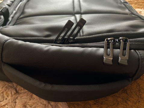 Ba lô được thiết kế đẹp, sức chứa lớn. Vật liệu khá. Dây kéo tốt. May tốt.