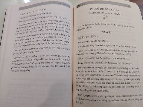 Đọc Dịch đã khó, đọc rồi hiểu thấu những lý lẽ cùng tận của nó không phải ai cũng làm được. Đến như đức Khổng tử cũng nói “ Cho ta sống thêm ít năm nữa, tới 50 tuổi nghiên cứu Kinh Dịch, thì có thể không lầm lỗi lớn.” 
Kinh Dịch là một kỳ thư, ban đầu chỉ có những hào (vạch liền, vạch đứt), những quẻ (tổ hợp của các vạch), do vua Phục Hy phác họa ra. Ông đã ngước mắt nhìn bầu trời để rồi thu tóm vạn vật vào hai phạm trù âm dương mà đặt căn bản cho Kinh Dịch. Kinh Dịch biểu hiện sự giao thoa, đeo đuổi, chuyển hoá, pha trộn, thăng giáng, suy thịnh của hai yếu tố âm dương (được triển khai từ thái cực) để thành tựu nên vạn vật.  
Văn Vương, Chu Công và các tác giả Dịch truyện tin các phép bói dịch và đem những luật âm dương ai cũng nhận thấy trong vũ trụ để giảng cho nó bớt tính huyền bí đi, sửa lại thuyết định mệnh trong dịch coi nó là một luật tự nhiên, nó chỉ cho ta biết cái hướng theo đó sự việc sẽ xảy ra. Kinh Dịch bởi vậy là tinh hoa kiến thức huyền bí vừa có tính mặc khải vừa có tính chiêm nghiệm của các bậc thánh hiền thời cổ. Người nào thông hiểu dịch lý thì có thể hiểu biết sâu xa và tiên liệu các sự việc một cách tương đối chính xác; do đó mà hành động ít lỗi lầm.
Kinh dịch – đạo của người quân tử của Nguyễn Hiến Lê chú trọng tìm hiểu triết lý trong Kinh Dịch, tức vũ trụ quan, nhất là nhân sinh quan, cách sử thế trong Kinh Dịch gọi là Đạo Dịch, đạo của bậc chính nhân quân tử thời xưa. Dù là một cuốn sách rất khó đọc ở cả phần Kinh lẫn truyện, việc bỏ bớt phần bói toán, huyền bí và trình bày một cách có hệ thống, sáng *** tư tưởng của cổ nhân là một thành tựu đáng ghi nhận nơi tác giả.