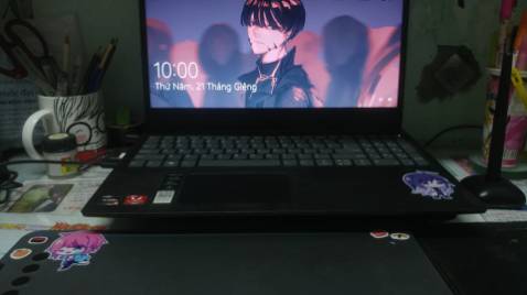 Cảm ơn Tiki vì đã giúp mình gỡ nhận xét trước đó của mình nhé, mình đánh giá dịch vụ CSKH của Tiki mình là 10/10 luôn.
Mình viết nhận xét từ lâu rồi nhưng vì lí do riêng nên mình phải review lại, thì mình thấy
+Box cực kì nhiều đồ, và cái nào cũng hữu dụng.
+Cảm nhận đầu tiên của mình là em này tuy to nhưng lại vô cùng gọn, có thể đặt ở bàn có diện tích khá hẹp
+Cây bút tốt trong tầm giá này, cảm giác cầm nhẹ, thậm chí có khi còn nhẹ hơn cây bút của dòng Intuos 2015. Ngòn bút dài và nhọn hơn. Nhưng mình thật sự chưa quen lắm.
+Pen holder aka đế cắm bút khá là khó mở với mình, hì hục mãi mới có thể mở được. 
+Ngòi bút được nói là tặng 8 cái, nhưng không hiểu sao mình lại được thừa một cái ngòi dự phòng.
+Texture trên mặt bảng không ngon như khi nghe review, cảm giác nó vẫn chưa đủ độ nhám. Nên mình đã phải dán miếng dán vào, thứ nhất là để đỡ trầy sau này, thứ hai là để tạo texture lúc vẽ. Nhược điểm khi dán miếng bảo vệ chính là việc nó sẽ gây tiếng rõ rệt khi mình sử dụng bút.
+Nút bấm thật sự đáng để sử dụng.
+Driver dễ cài, không cần restart máy. Pen pressure (áp lực của bút) khá nhạy, hoạt động tốt với hầu hết các phần mềm mình đang xài. Riêng CSP Pro thì mình vẫn chưa ưng nét lắm. Chắc phải setting thêm.
Driver ổn định nhưng vấn đề là ở chỗ áp lực bút, nên nếu gặp vấn đề thì các bạn có thể Google tìm giải pháp.
(Nói chung mình vẫn thấy về khoản driver thì Wacom vẫn là tốt nhất trong tất cả các hãng.)