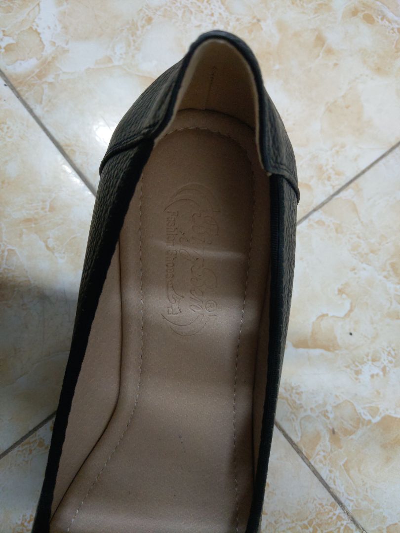 Chất lượng không chê tí gì được. Kích cỡ thì vẫn hơi rộng xíu so với chân bà nhà mình, thêm miếng đệm gót là vừa. Đường may, miếng lót đều chỉn chu, dập rõ hãng làm, nhìn rõ cái tâm của người sản xuất. Giày SG vừa rẻ vừa quá tốt so với giá! Chắc mình cũng phải bon chen 1 đôi theo bà :) Mua phải nhiều sản phẩm treo đầu dê bán thịt *** online rồi, kiếm được sản phẩm như shop đúng là của hiếm!