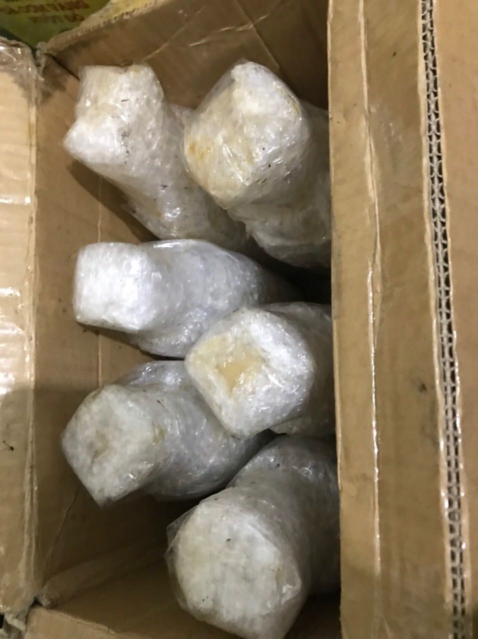 Đóng gói kém quá, mua nước mắm đắt tiền mà bị vỡ 2/6 chai. Đóng gói kém quá, mua nước mắm đắt tiền mà bị vỡ 2/6 chai.
