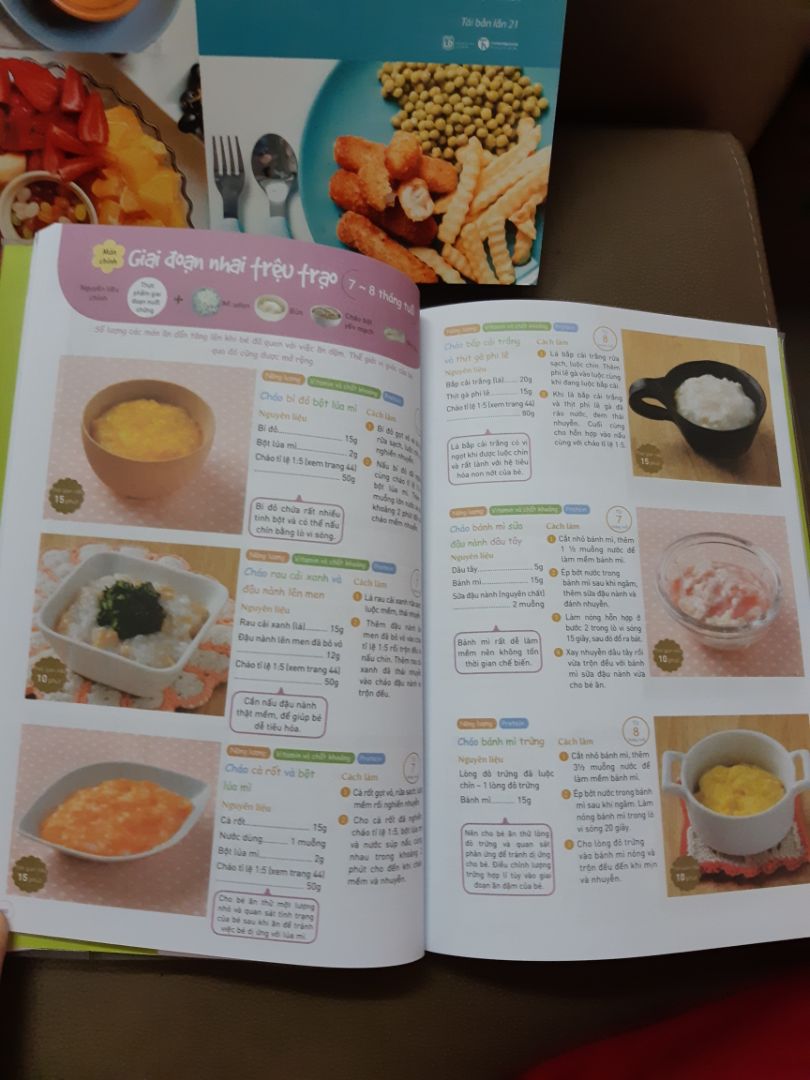 Sách được in rất đẹp, màu sắc tươi tắn. Nội dung thì do mình mới xem lướt qua thôi, nhưng đọc phầnhướng dẫn cách chế biến món ăn thì thấy cũng ok. Món ăn đa dạng, đỡ fai suy nghĩ nên làm món gì cho bé. Từng giai đoạn tháng tuổi sẽ có những món thích hợp. Mình thấy sách này rất đáng mua. Tiki giao hàng rất nhanh.