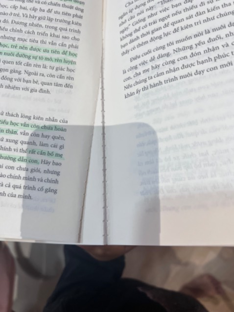 Sách gì mà mới đọc đã đứt gáy ra rồi. Shop giải quyết ntn đây?