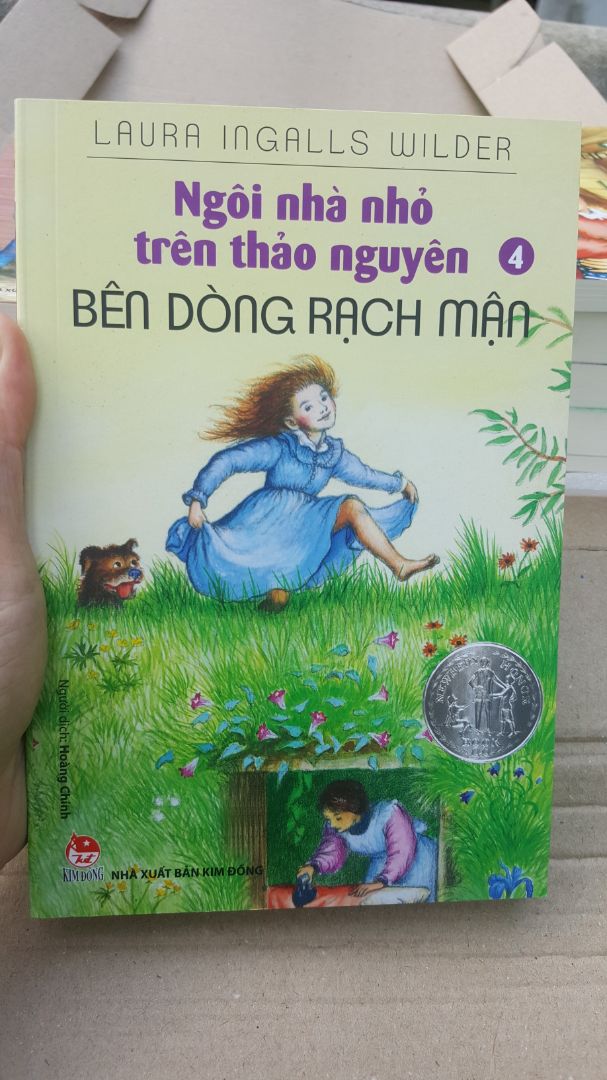 Về hình thức: quyển sách của mình rất mới, sạch sẽ, ngay ngắn và được đóng gói trong thùng có chèn xốp rất cẩn thận.

Về nội dung: Mình đọc quyển tập 4 này trong lúc đi cắm trại cùng các bạn ở bờ hồ. Và mình hoàn toàn cảm thấy quyển sách này rất tuyệt khi mình đọc nó lúc đang ngồi ngoài thiên nhiên. Cảm giác như mình được sống cùng cảm xúc của Laura và Mary khi 2 cô bé chơi đùa xung quanh ngôi nhà của mình. Mình hoàn toàn nhập tâm và cảm nhận được niềm hạnh phúc của lũ trẻ khi chúng tạo ra được những món đồ chơi riêng cho mình. Và cũng thương cảm vô cùng khi hoa màu của gia đình bị tàn phá và Pa phải đi xa tìm việc. 

Quyển sách này rất thích hợp làm quà tặng cho các bạn nhỏ trong gia đình luôn.