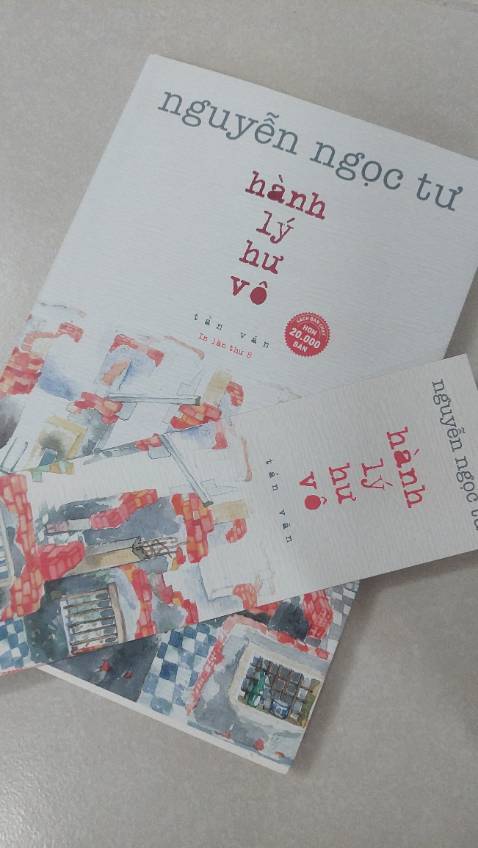 Tập tản văn là tập hợp hàng chục câu chuyện đời thường, quá đỗi bình thường từ xóm giềng miền quê cho đến những miền đất mà tác giả có dịp ghé qua. Bên cạnh lời văn một mạc, giản dị đúng chất Nam bộ vốn là đặc trưng thì các câu chuyện của “cô Tư” cũng thường là về thân phận những người nghèo những người mà tác giả từng băn khoăn cho là có đời sống tẻ nhạt, không biến cố, lờ đờ trôi theo thời gian, là không dấu vết, là “hư vô”. Qua những ghi chép chân thực, rất đời tác giả cuối cùng như muốn minh chứng điều ngược lại. 
“ Làm gì có người nào sống không để lại dấu vết. Ngay cả một người vô dụng nhất chẳng ra tích sự gì lúc qua đời cũng tốt đất xanh cây. Không phải ai cũng có thể viết sách, vẽ tranh với cái ảo tưởng rằng chỉ cần vậy thôi thì tên tuổi vẫn còn lang thang hoài trên mặt đất. Nhưng những con người bình thường cũng ở lại rất lâu. Họ chỉ sống, vậy thôi.
Cả khi không để lại chút tên tuổi gì, như những người xây Vạn lý trường thành, thì họ cũng làm nên dấu vết của mình trong gạch đá.
Không cần bận tâm hư vô, bà ngoại vẫn ở lại trong dáng đi của đứa cháu, trong tính khí của thằng con, trong cái hương vị  món bánh tằm bì mà bà truyền dạy.”