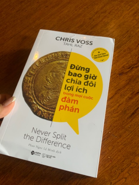 Đây là cuốn sách bắt đầu từ thời điểm đặt tới lúc nhận đc làm tui thất vọng. Giao hàng trễ, nhận hàng thì hộp méo đủ góc, tui nhìn là thấy bên ngoài méo mó như vậy kiểu gì sách cx có vấn đề. Góc dứoi cuốn sách bị méo vào trong góc trên cx y vậy. Vì cuốn sâch này tui đặt để tặng quà nhưng thật sự thất vọng khi nhận đc hàng về nó ….