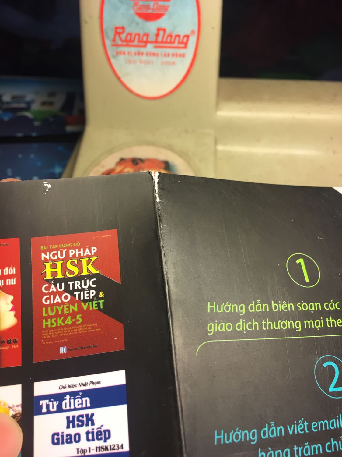 Mình k ở nhà, nhờ ngừoi nhà nhận hộ thì hộp như thế này đây, mở ra được luôn. Một bên bìa hộp thì rách đôi (có video nhưng ở đây k có mục up vid). Sách thì có vết như kia. Nhìn ảnh thì cũng bình thường nhưng thực tế nhìn ở bên ngoài và bản thân lại là người đi mua sách mới mà bị như vậy rất là khó chấp nhận. Mong Tiki xem xét lại khâu đóng gói hàng và nhân viên giao hàng.