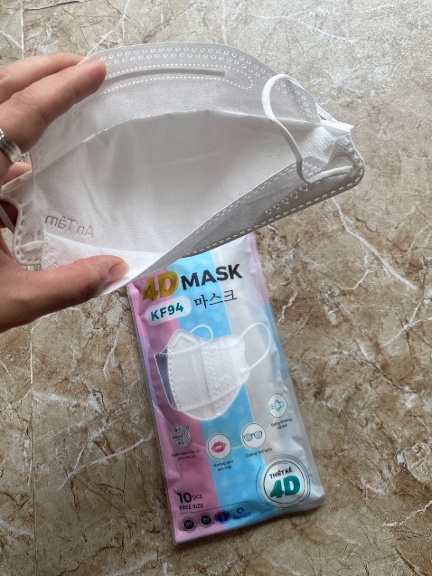 Khẩu trang mỏng và ngắn so với KF94 thật. Ko như ý mình lắm Khẩu trang mỏng và ngắn so với KF94 thật. Ko như ý mình lắm