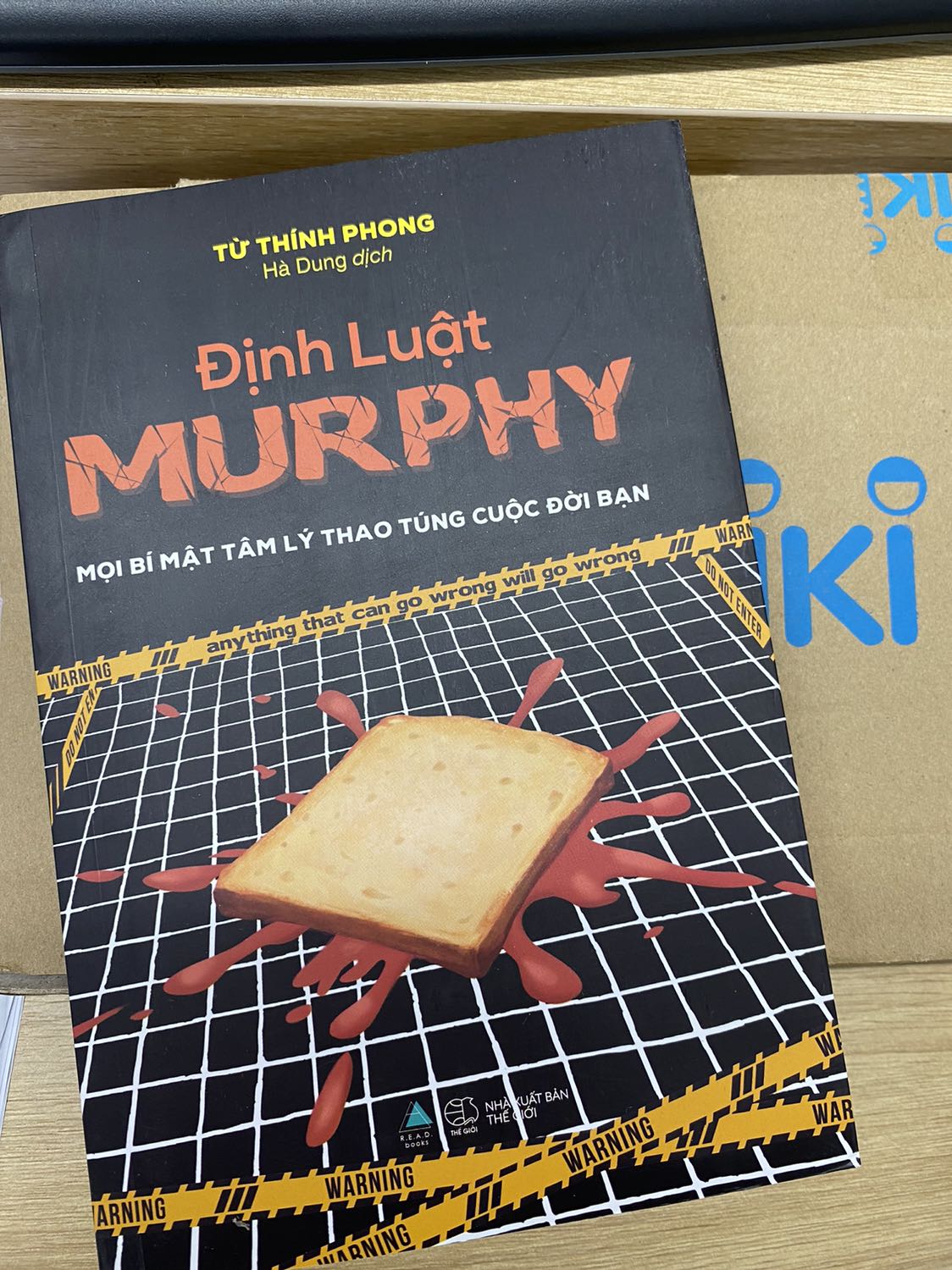 Đang ngủ trưa thì shipper gọi lấy đồ, thì ra là sách đã về. Định mở ra đọc vài trang lướt lướt thì đọc đúng cái định luật Cá da trơn - mình muốn sống thoải mái mà cuộc sống thì lại không theo ý mình, thế là khỏi ngủ trưa nữa luôn. 
Mình đánh giá đây là cuốn sách hay nhất về tâm lý học nhận thức, bởi các hiệu ứng đưa ra rất dễ hiểu, mà sau mỗi phần còn có cả tóm tắt giúp cho mình không bị loãng kiến thức, phần này mình thích nhất vì rất cô đọng. Bên cạnh đó mình ấn tượng với các hiệu ứng như càng sợ sai thì lại càng dễ mắc sai, hiệu ứng Dugan là càng tự tin thì càng thành công,... Các hiệu ứng và quy luật được tác giả Từ Thính Phong viết theo kiểu rất “tây”. Còn định luật Matthew: bạn có bao giờ thắc mắc người giàu thì cứ giàu còn người nghèo thì cứ nghèo chưa? Định luật này sẽ lý giải cho bạn. Tuyệt vời hết nước chấm.