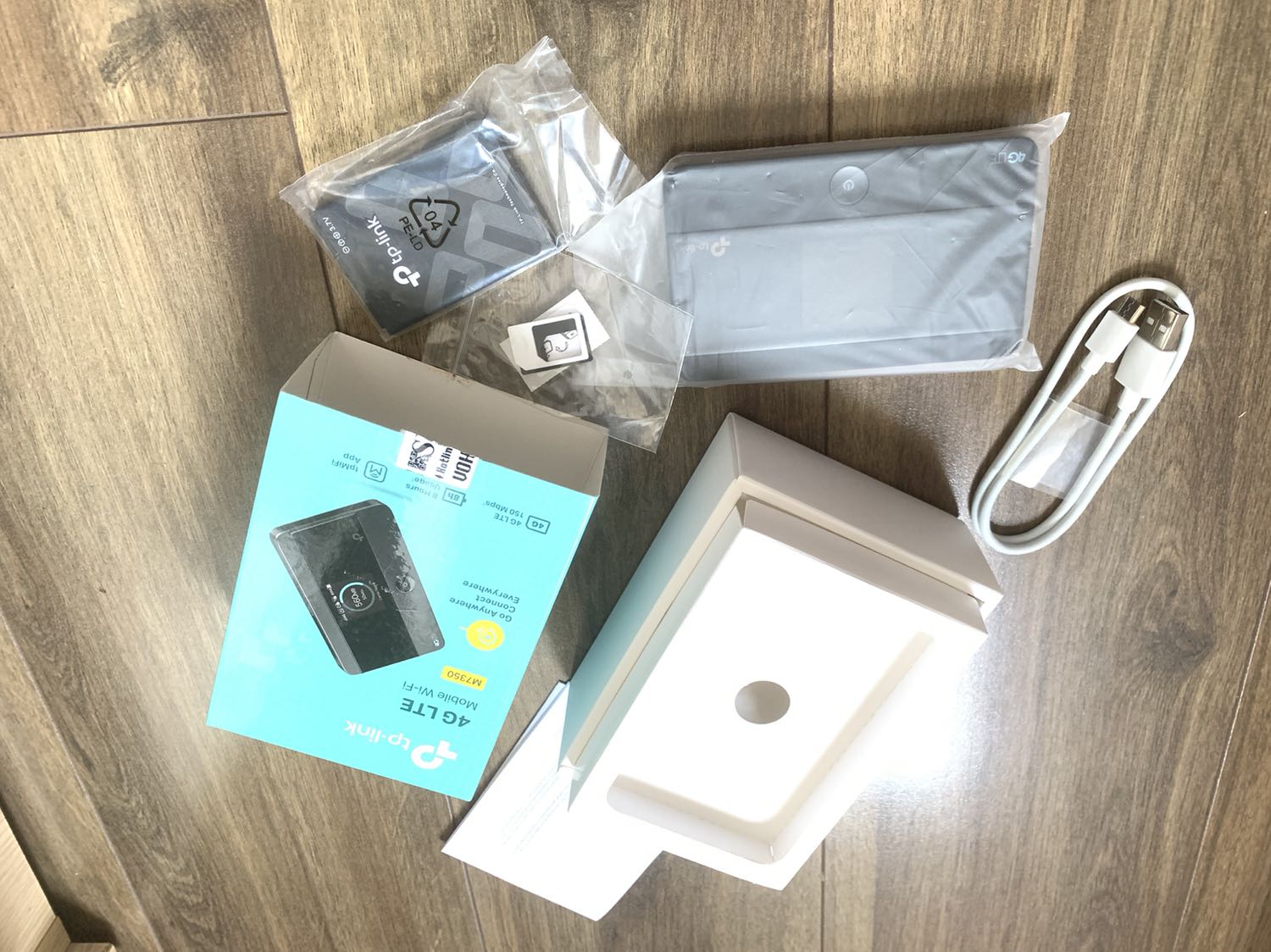 Đã nhận thiết bị. Kiểu dáng khá bắt mắt. Giao hàng nhanh. Thấy phần mềm quản lý thiết bị cũng dễ sử dụng & thân thiện. Để dùng một thời gian xem có kết nối ổn định không Đã nhận thiết bị. Kiểu dáng khá bắt mắt. Giao hàng nhanh. Thấy phần mềm quản lý thiết bị cũng dễ sử dụng & thân thiện. Để dùng một thời gian xem có kết nối ổn định không