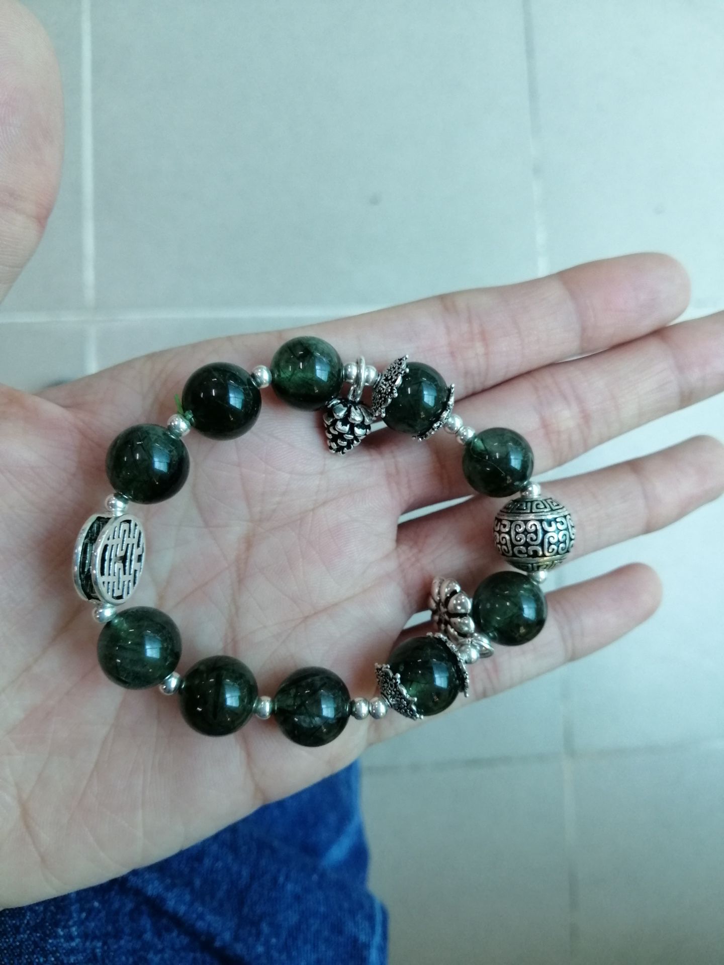 Đá ở ngoài nhìn đục và tối màu hơn, không trong như trên hình. Tuy nhiên điểm cộng là nhìn vẫn rất đẹp và shop đã chỉnh kích cỡ vừa tay mình. Mọi người nhớ inbox cho shop trước khi mua để điều chỉnh size nhe.