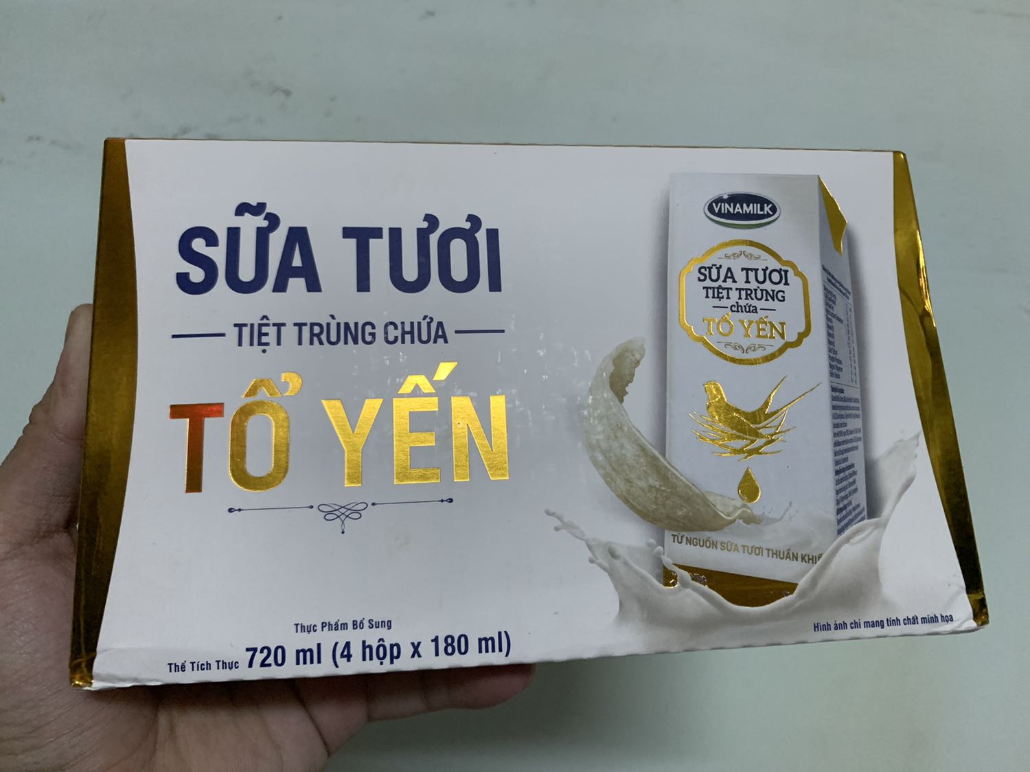 Dùng làm quà tặng ổn lắm vì đóng hộp đẹp theo từng lốc luôn, nhưng hơi tốn bao bì và mở uống mất công. Vị cũng được, dễ uống, giá cũng tạm chấp nhận.