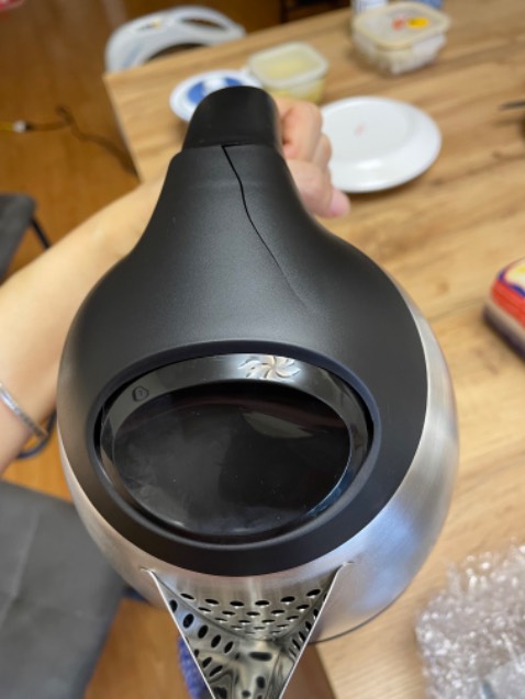 Máy làm sữa hạt tốt, ưng ý. Nhưng quà tặng kèm bình đun nước siêu tốc ship rời, vài ngày sau mới nhận, khi
tôi mở ra thì thấy nắp đã bị nứt (bên ngoài đóng gói chắc chắn nên tôi ko quay clip khi mở); vậy Tefal sẽ thu lại hàng quà tặng này đổi trả cho tôi chứ?