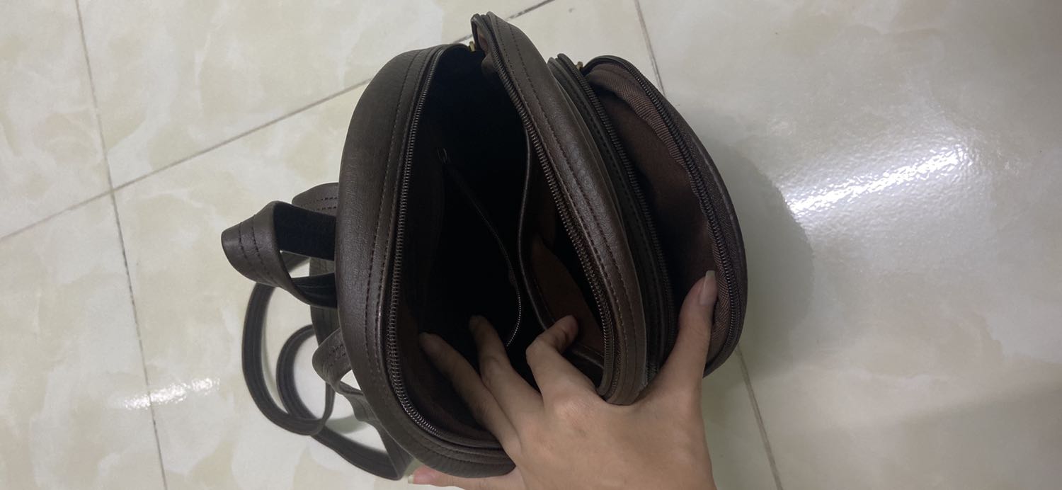 Ba lô cực kỳ cực kỳ đẹp luôn áh mn ạ, da dày dặn, mềm mịn, đường may đều đẹp, khoá kéo chắc chắn, kích thước cũng vừa vặn, tiki còn đóng vào hộp các tông ko hề bẹp dúm chút nào, lúc đầu định chọn màu đen nhưng hết km nên màu đen hết, đành chọn màu nâu thay thế mà nhận được màu nâu hài lòng hết sức, thích hơn màu đen nữa, nói chùn là hài lòng vô cùng
