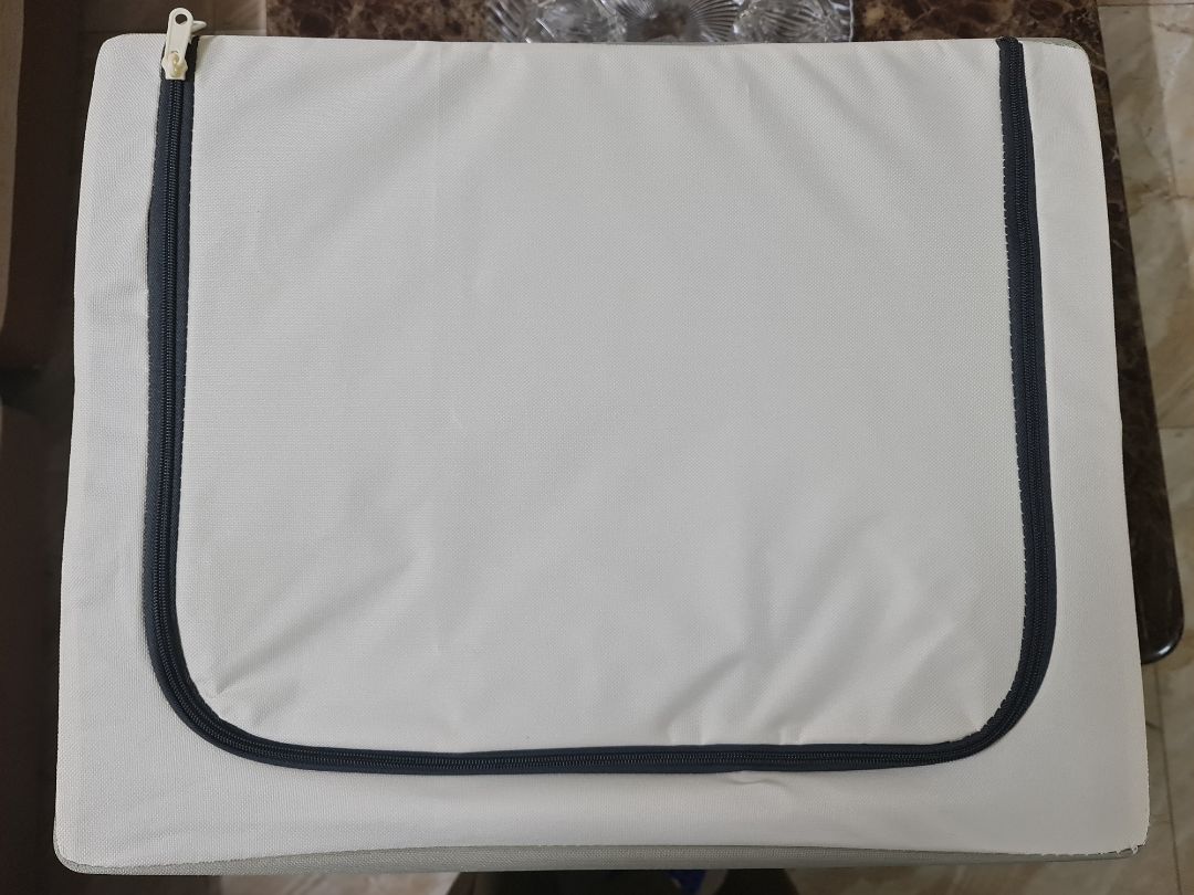 Giao hàng đúng hẹn, hàng đóng bọc cẩn thận, màu sắc nhã nhặn. Khung thép chắc chắn. Hàng mới nên vải sạch, có thể sử dụng được luôn. Bốn góc may cẩn thận nhưng vì khung thép quá căng nên rất dễ bung chỉ, nhẹ tay hơn là được. Nói chung là hài lòng, sẽ tiếp tục ủng hộ shop.