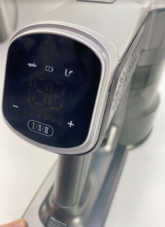 Giao hàng nhanh đầy đủ phụ kiện , máy hút khỏe ấn tượng với phần đầu lau đánh vết bẩn cực tốt , pin trâu mình dùng dọn dẹp nhà chắc phải cả sáng mà vẫn chưa hết pin. Được tặng thêm 1 chai nước lau sàn nữa quá là ok 👍👍