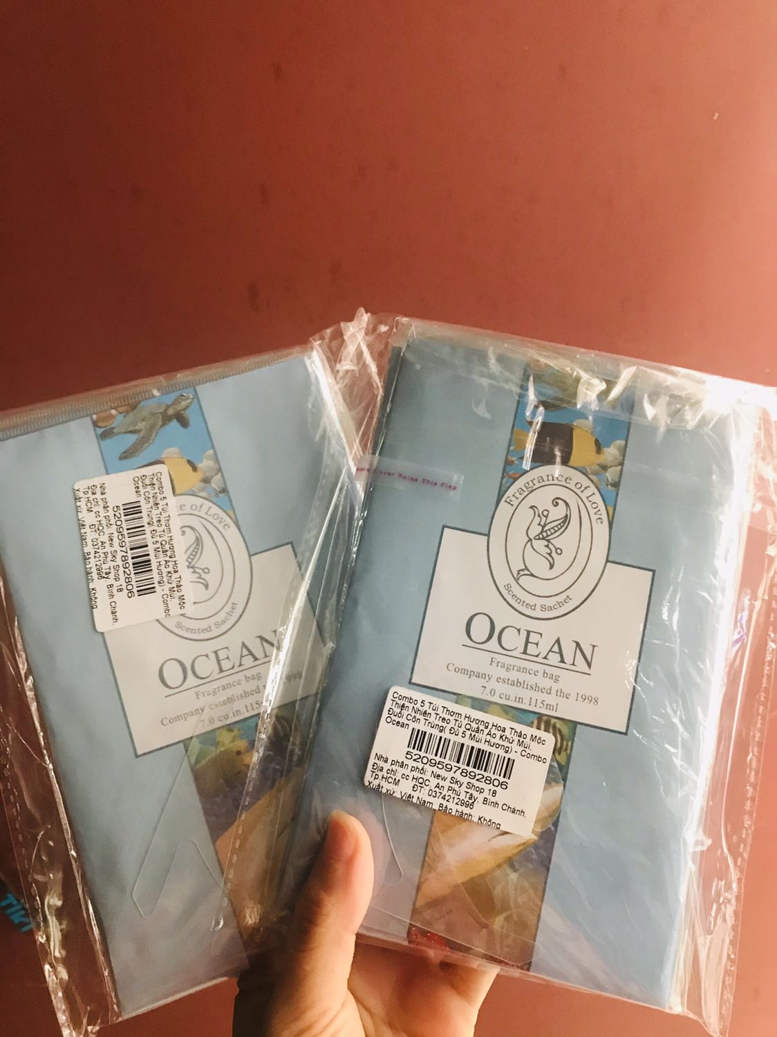 Mua lúc giảm giá nên giá khá mềm, được tặng hẳn 2 bịch thun cột tóc, mình đã bỏ thử vào tủ đồ, thấy thơm nhẹ nhẹ thôi. Nhưng vậy ok rồi. Cảm ơn shop và Tiki.