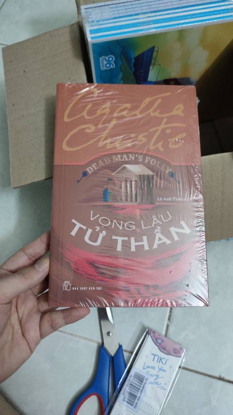 Chất lượng giấy tốt,sách được bao bọc cẩn thận,nội dung thì chưa đọc nên chưa đánh giá được,nhưng truyện của Agatha Christie thì hay rồi,giao hàng nhanh,được tặng kẹp sách nữa,hoàn toàn hài lòng