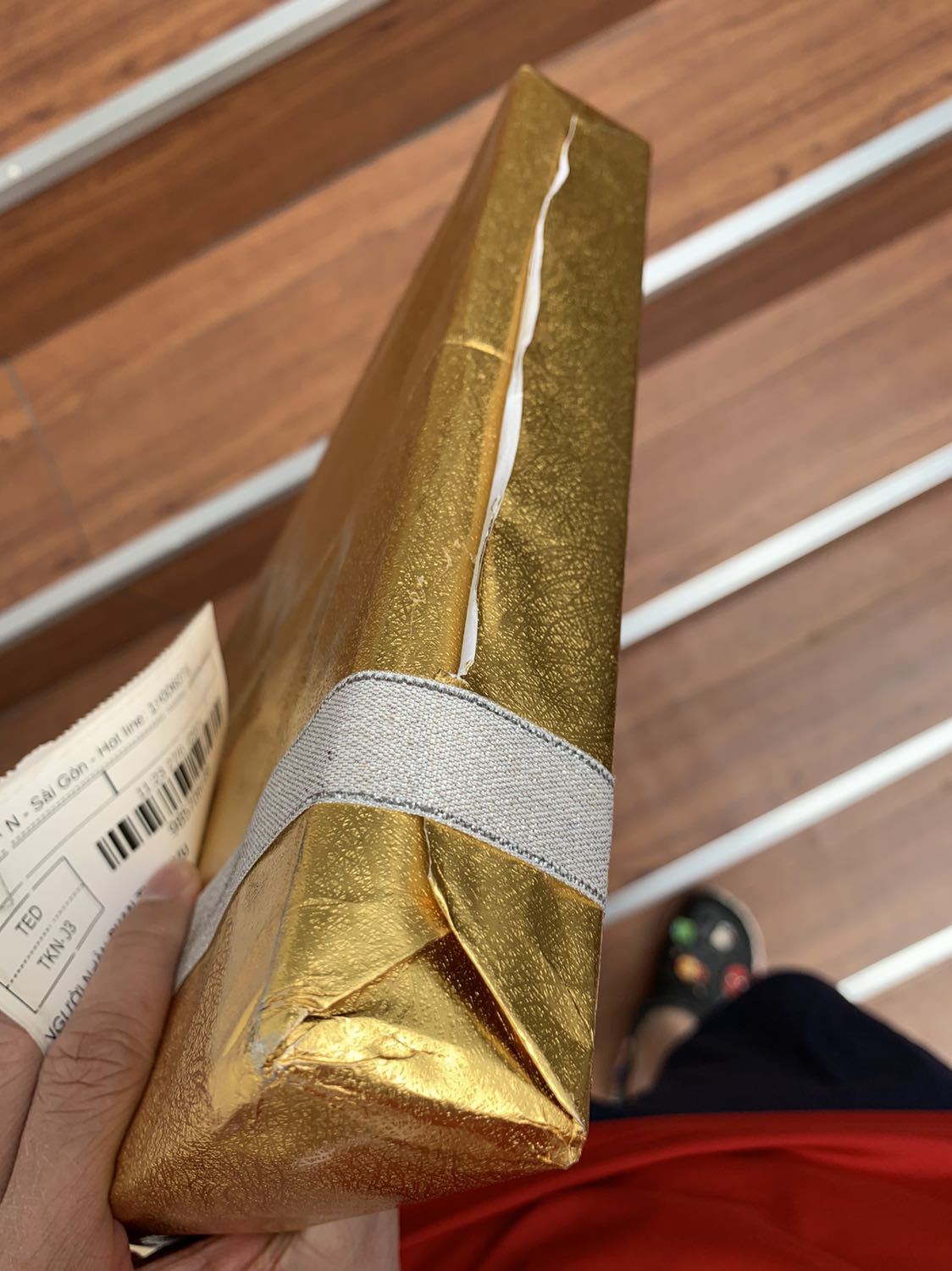 QUÁ TỆ
Mình chọn gói quà để mang tặng thì nhận được là một bọc hàng xấu xí, cũ kĩ, lủng lỗ chỗ. Xé băng cái bọc luôn thì phát hiện cuốn sách đóng đầy bụi bặm. Cái này mà mang tặng thì nhục mặt