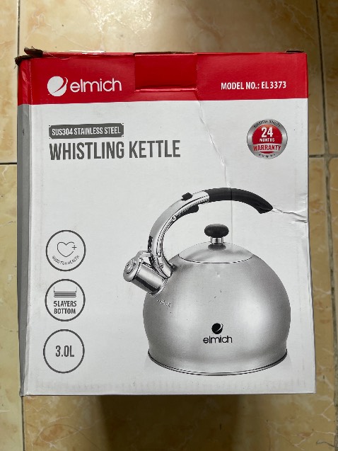 Các bạn giao cho tôi hàng mới hay hàng trưng bày, hay hàng cũ?  Cái hộp thì cũ mèm, nát như bị quăng ở xó.  Bên ngoài ấm thì lem nhem. Cái tem dán thì nhăn nhúm. Cái thẻ thì bẩn, sờn góc.